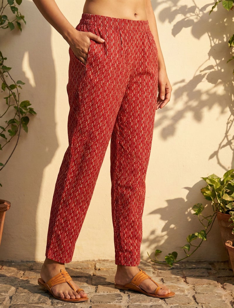 trueBrowns طقم كورتا بنطال دوباتا مزخرف بطباعة حمراء من trueBrowns - Image 4